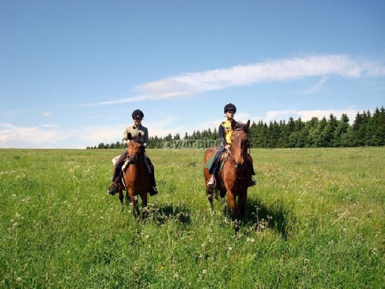 Romántica ruta a caballo en pareja